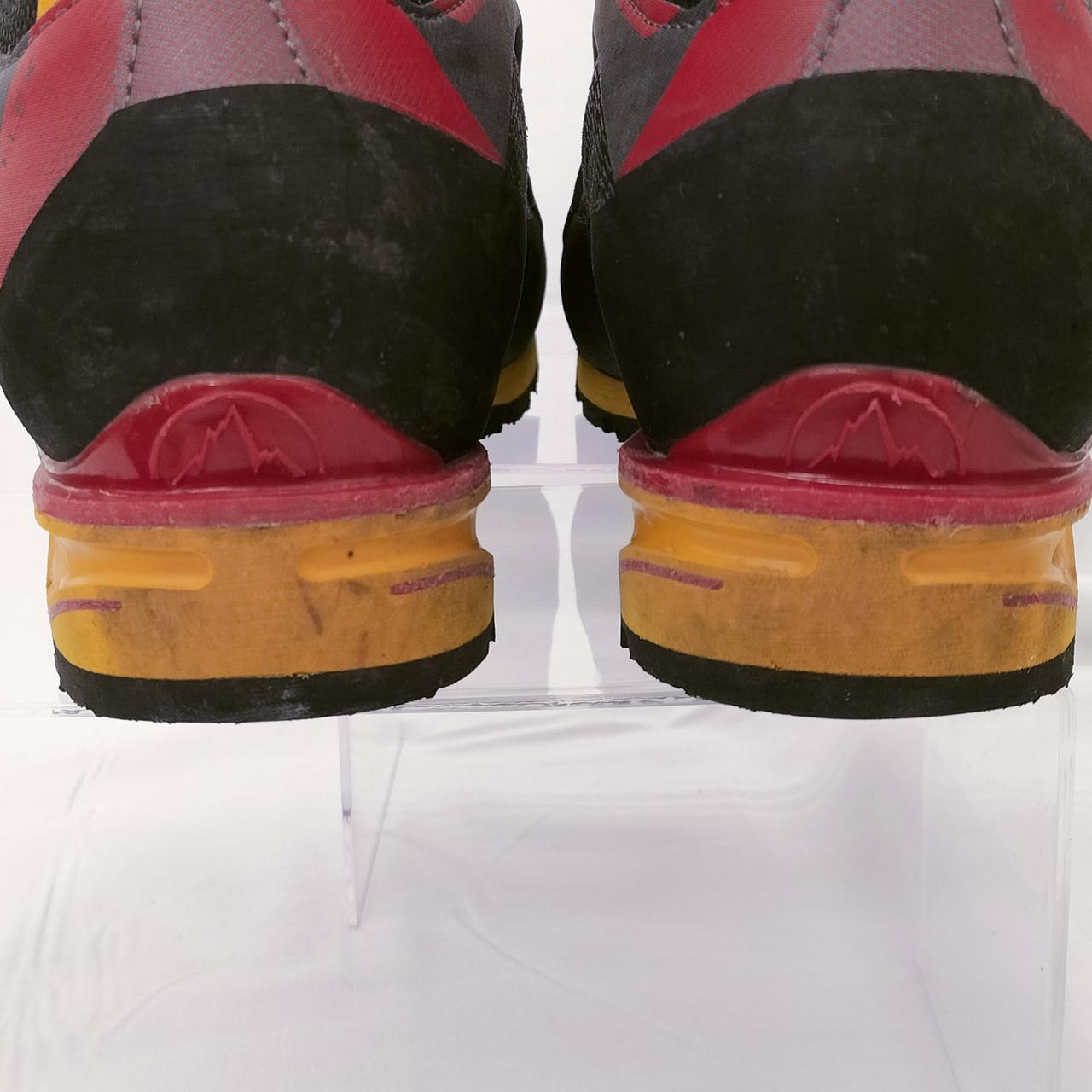 キズ、汚れ等が有ります。