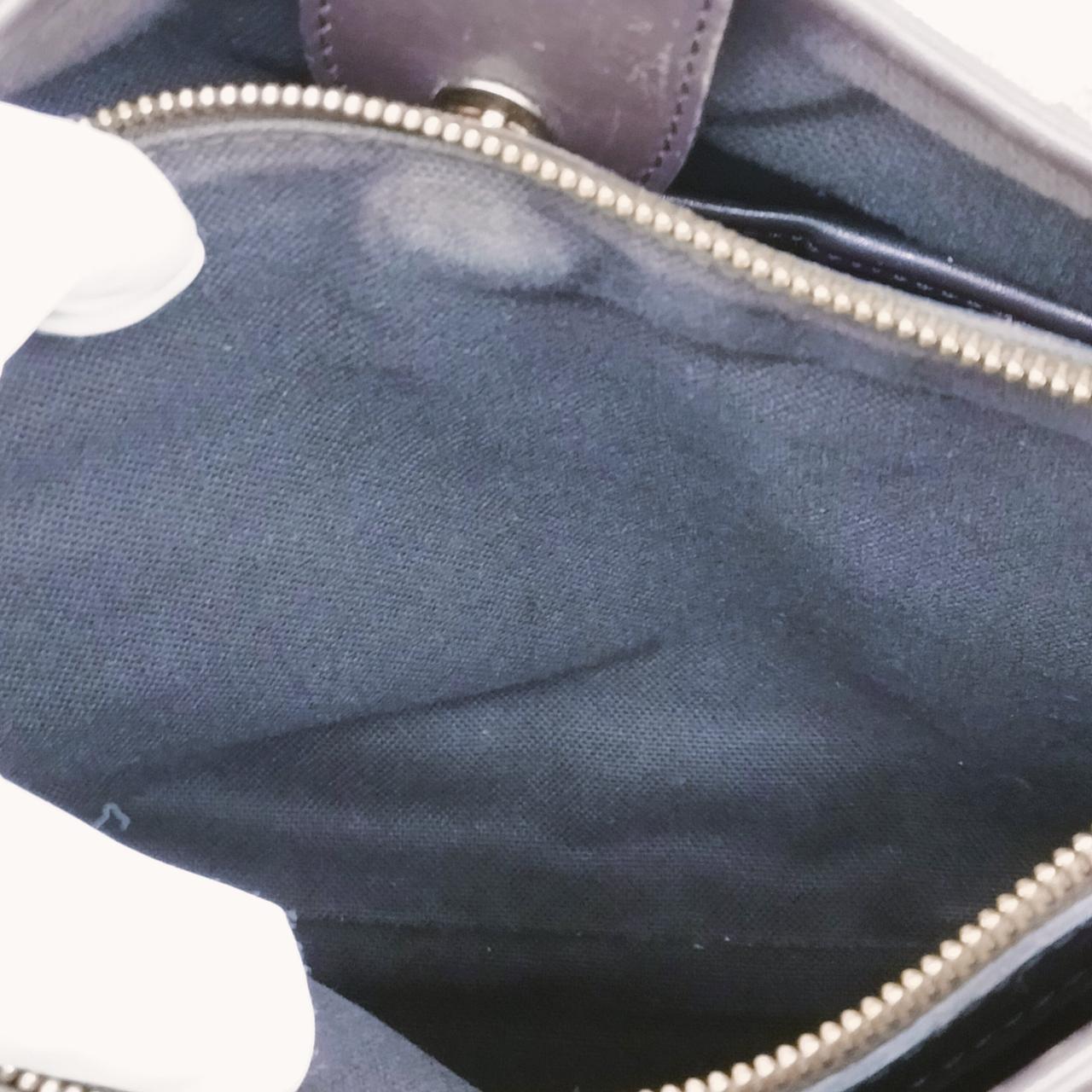 内側、真中ポケット、汚れが有ります。