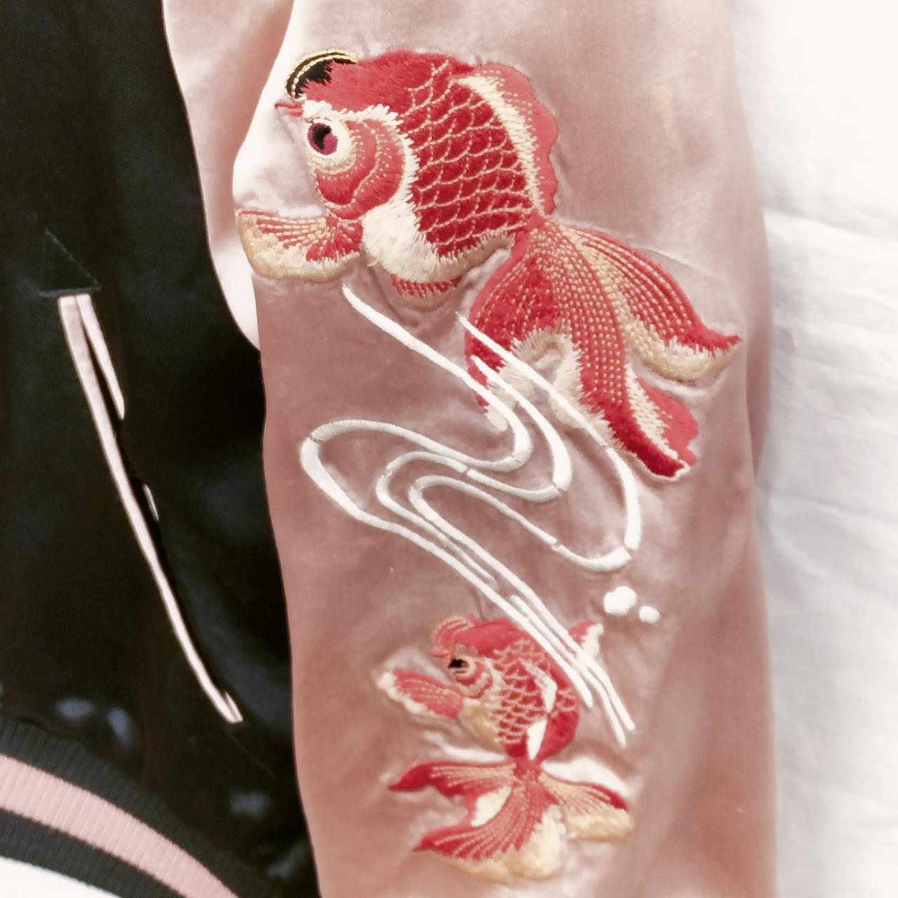上の金魚刺繍部分に2㌢程のシミが有ります