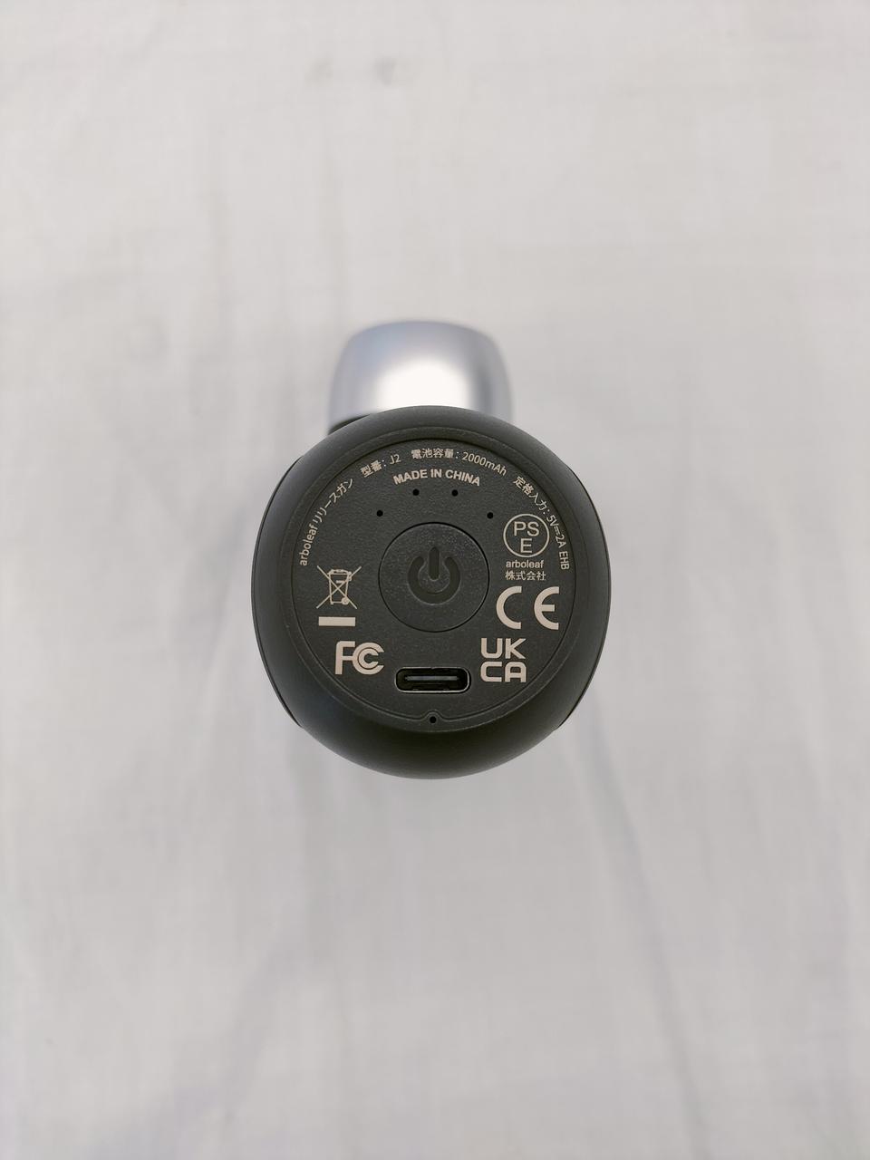 底面、電源ボタンとケーブル挿入部分です