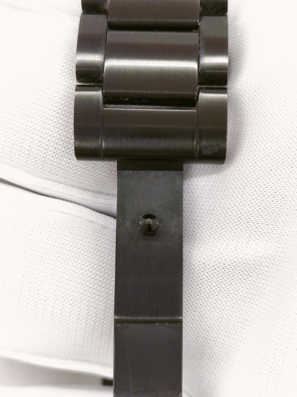 留め具とベルトの接合部にキズがございます