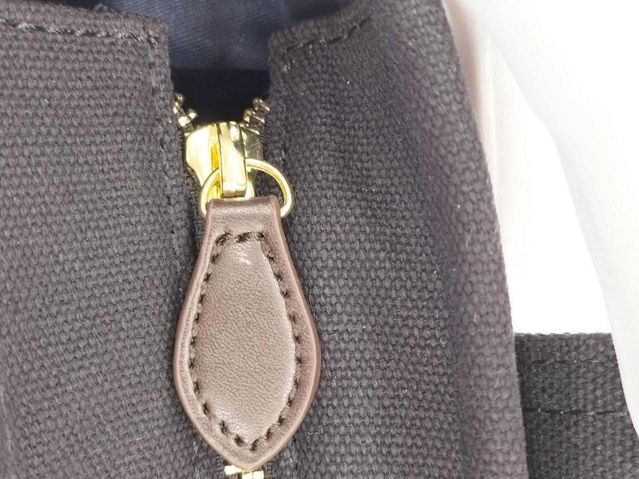 メインファスナーに小さなキズ有ります