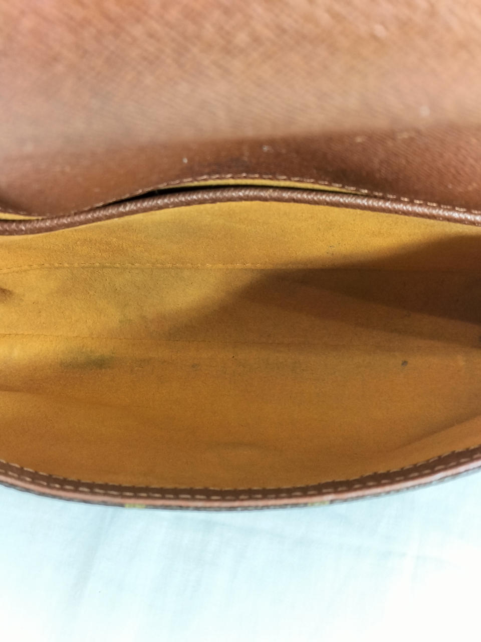 内側全体的に汚れあり