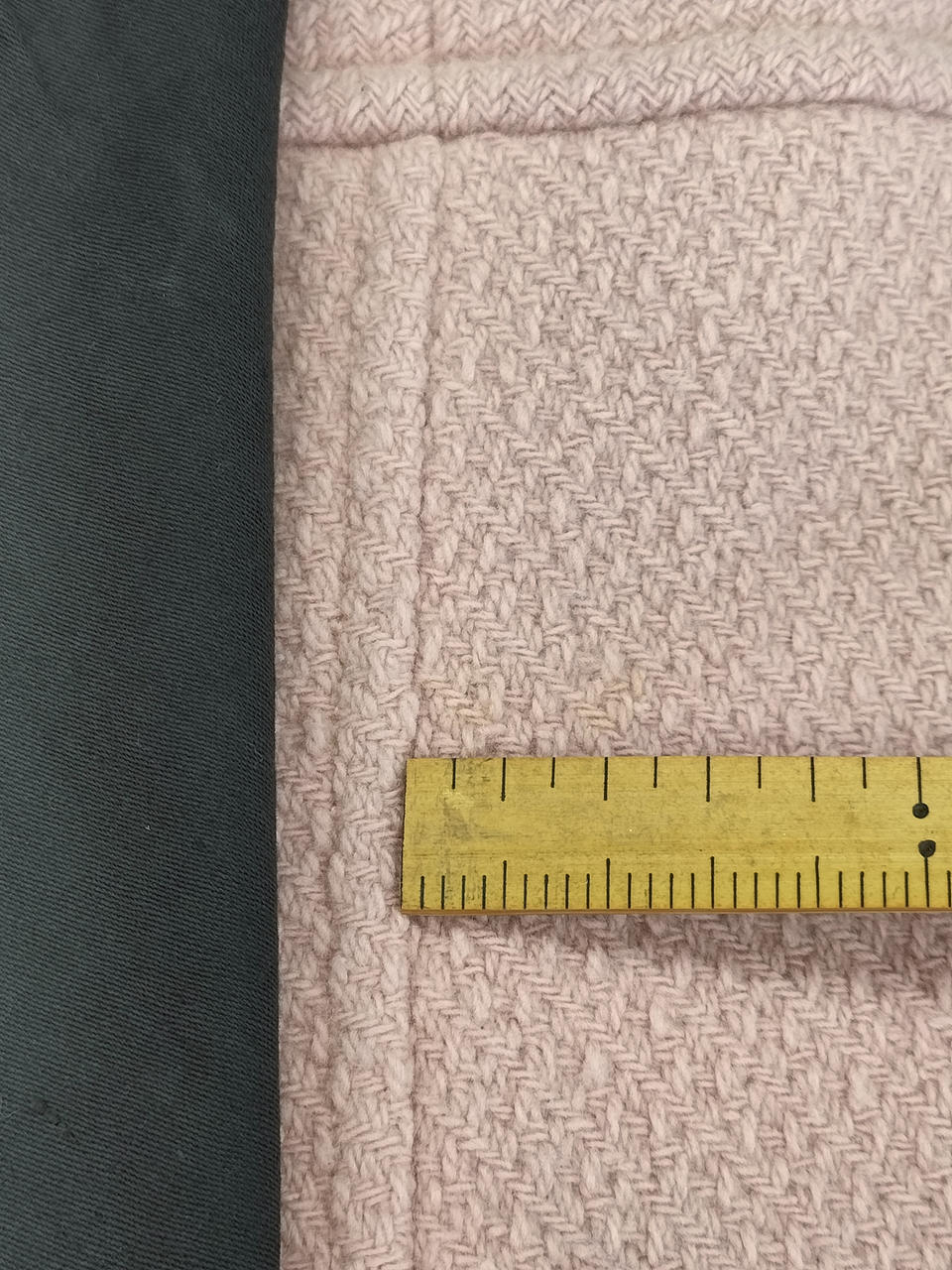 背中に2.5cm程度の汚れ有ります