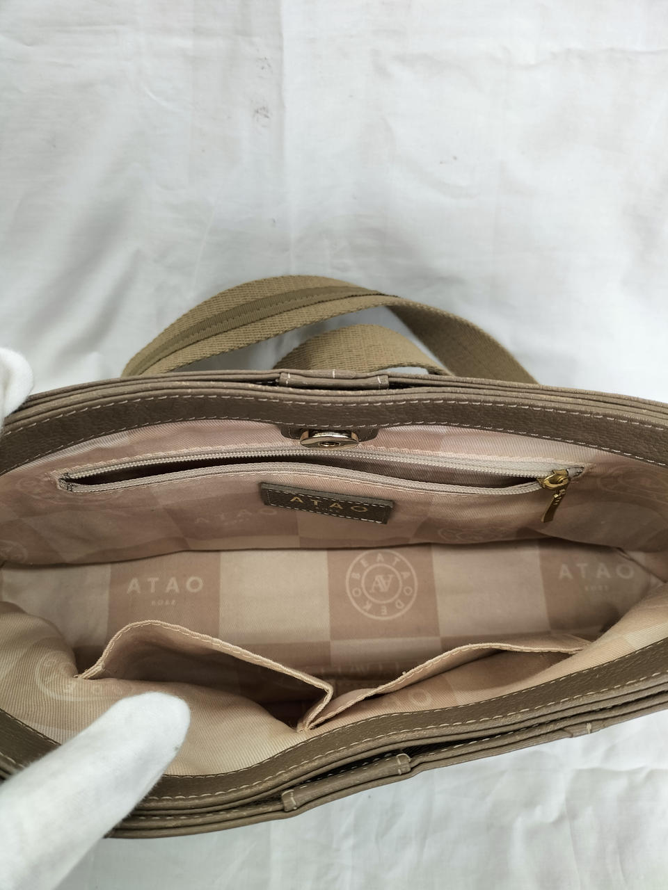 中にはポケットが3つ有ります