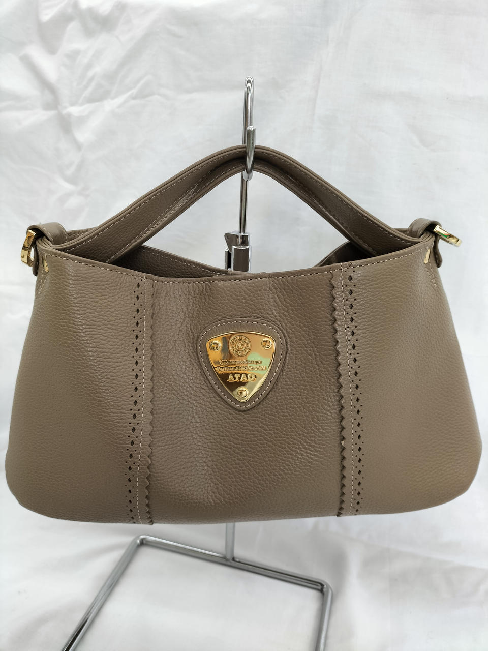 ショルダーを外してハンドバッグにも可能