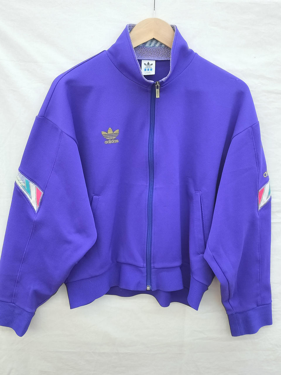 adidasトラックジャケット