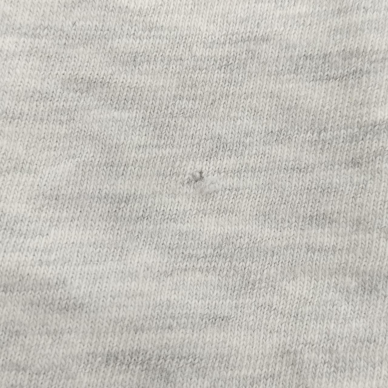 背面中心小さな穴開きあり