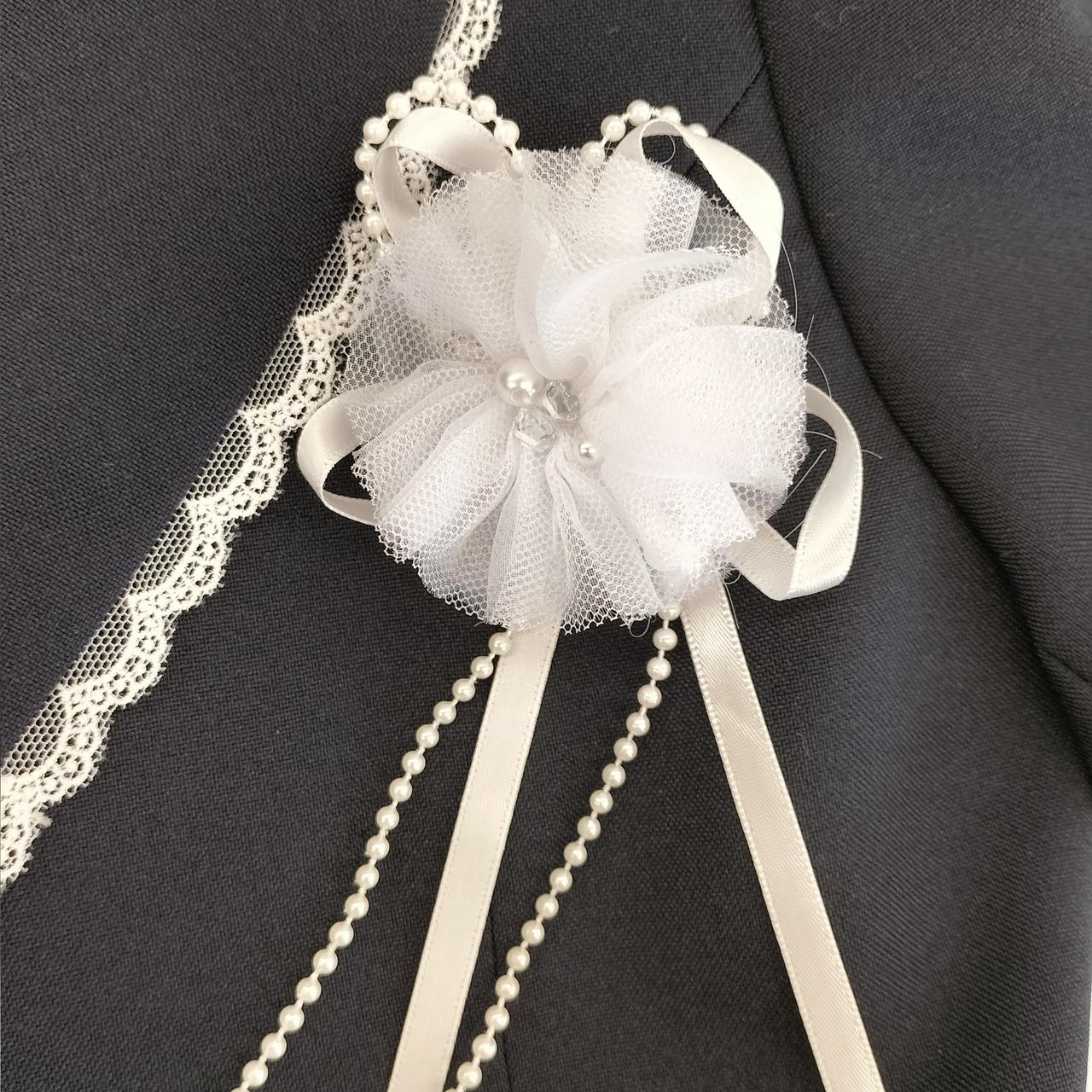 取り外し可能なコサージュ付き