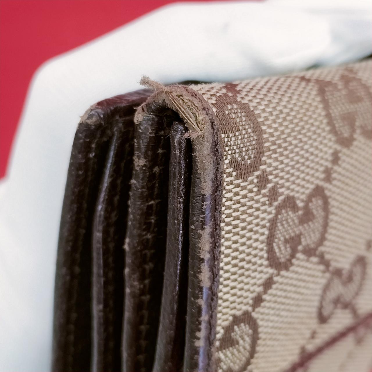 左側角にホツレ有ります。