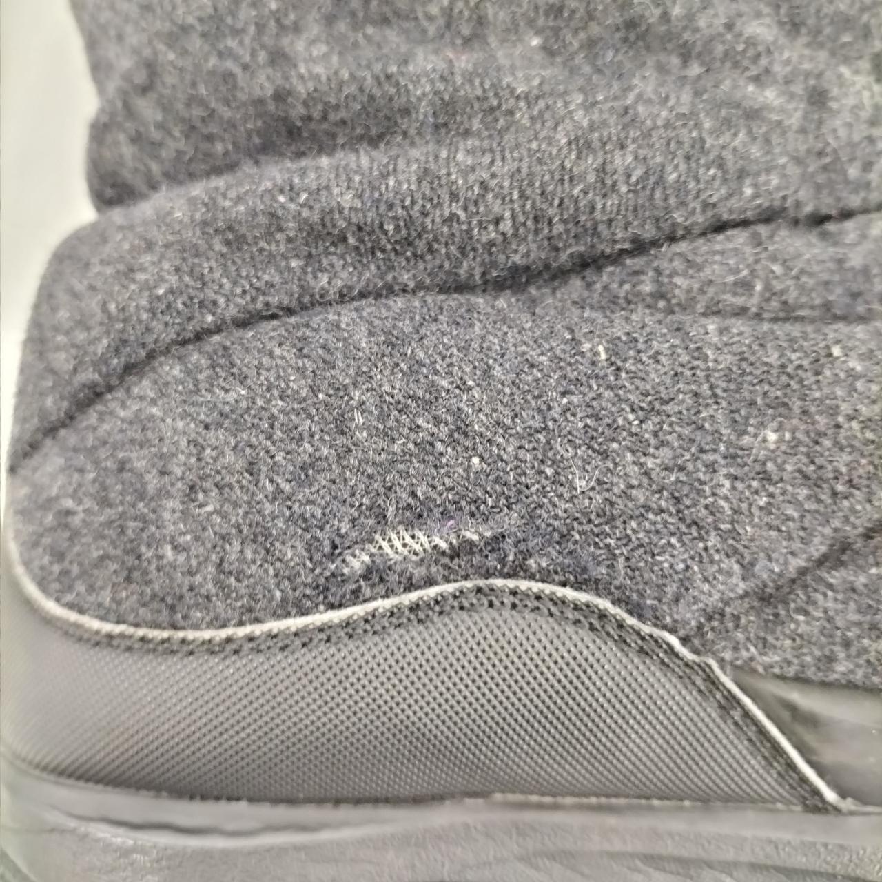 左足内側破れ箇所アップ写真です