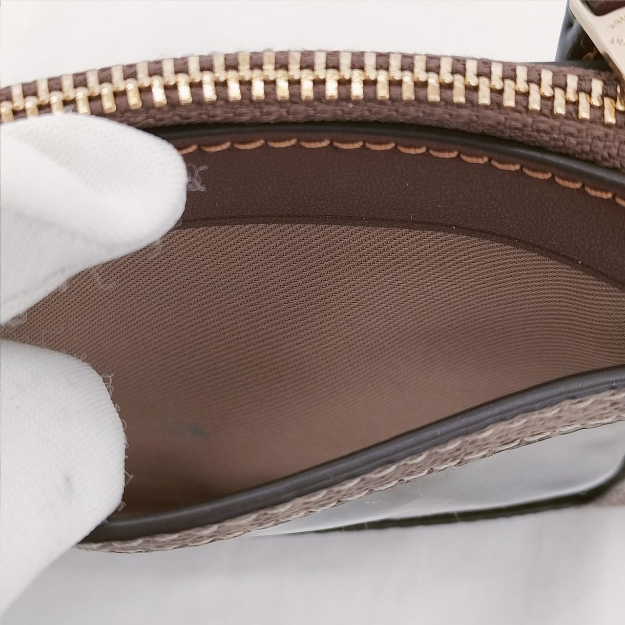 IDポケットに黒い汚れ有ります