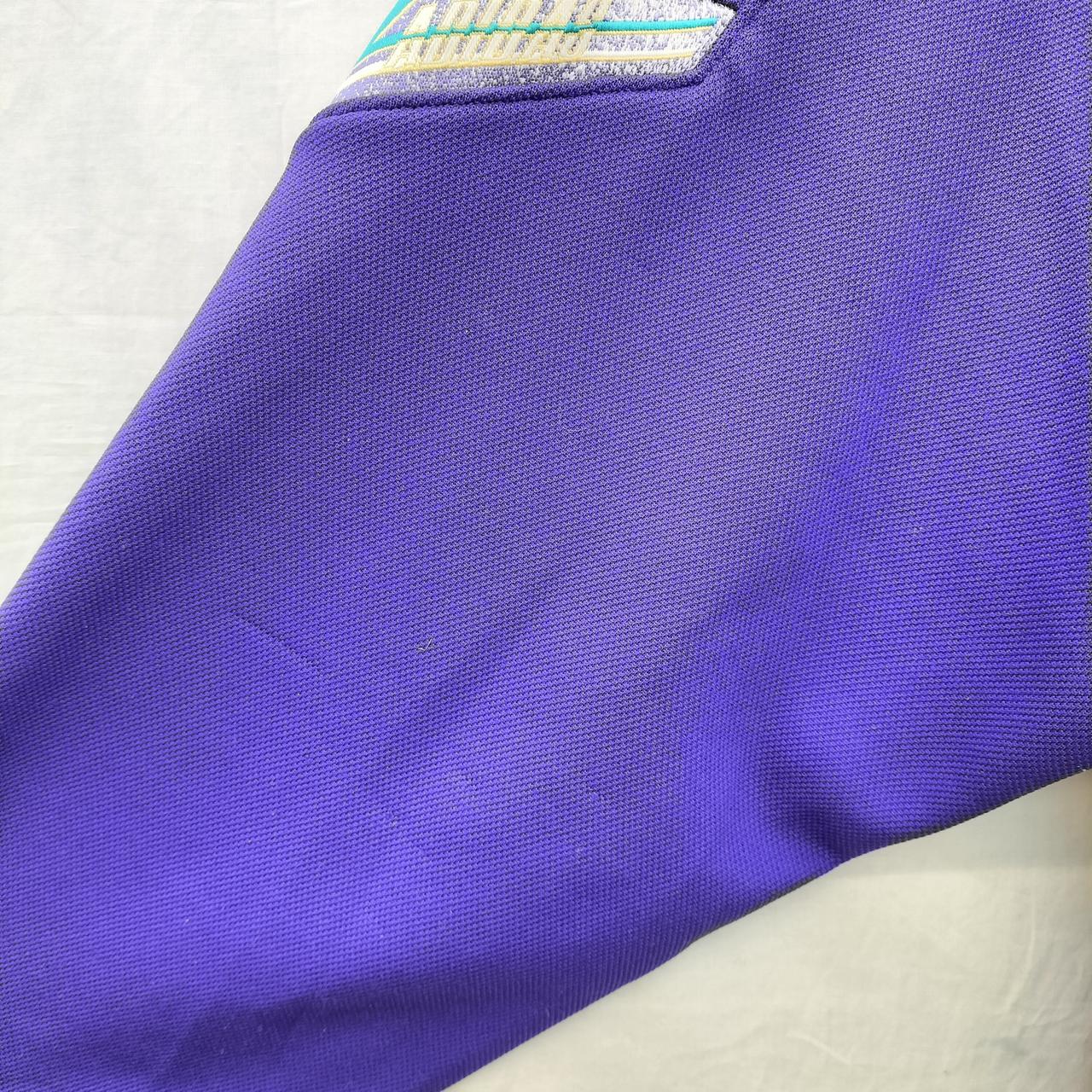 袖の裏面に引っ掛け跡あります