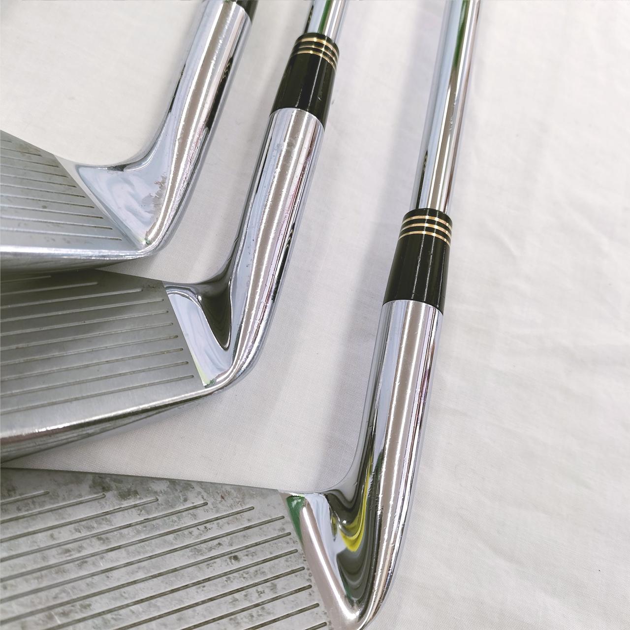 全体的に使用に伴う擦れや傷が有ります