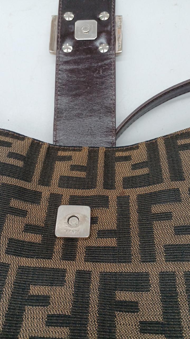 スナップ付近にシミと色褪せあります。