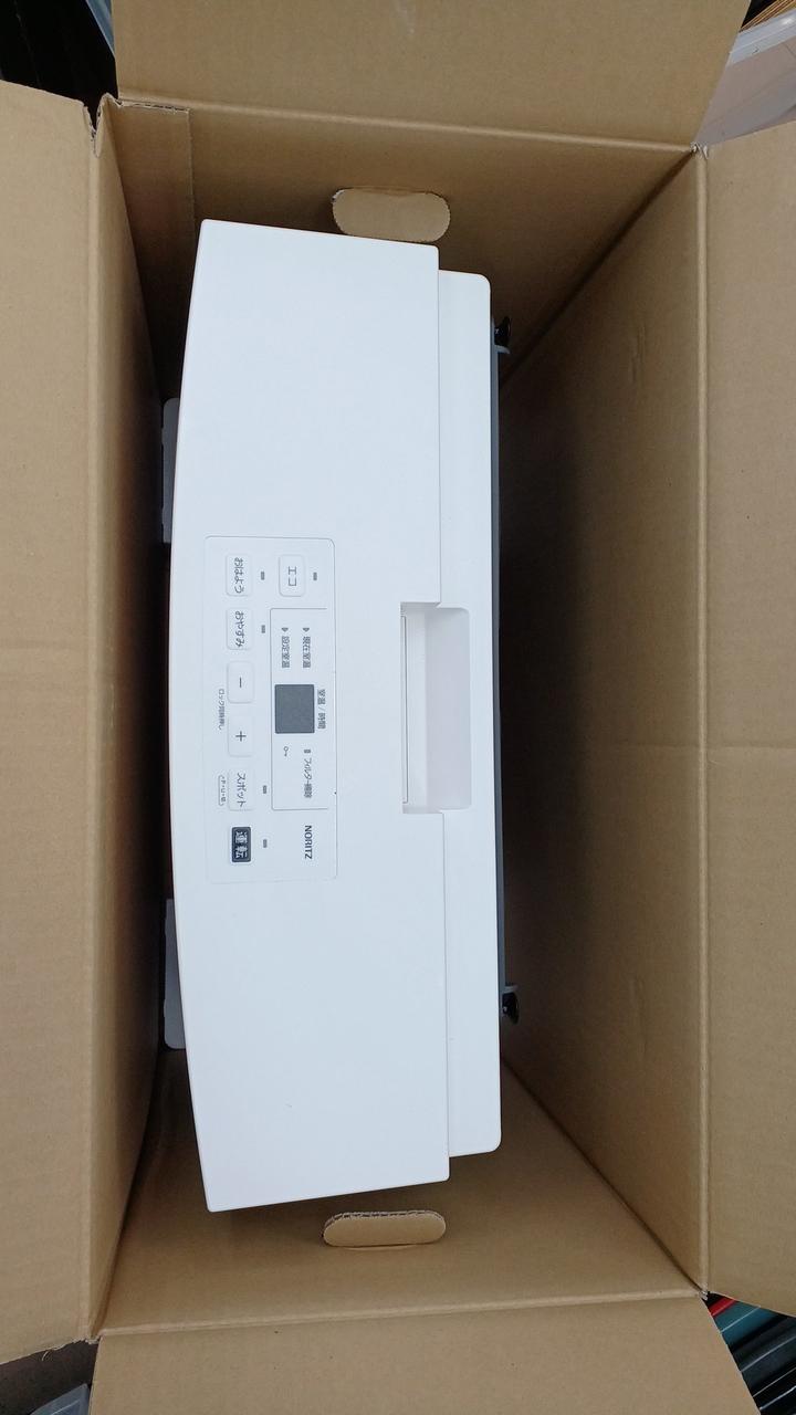 動かないようにプチプチを詰めます