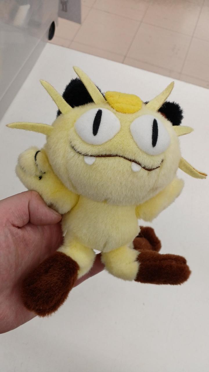 口の右下に汚れあります
