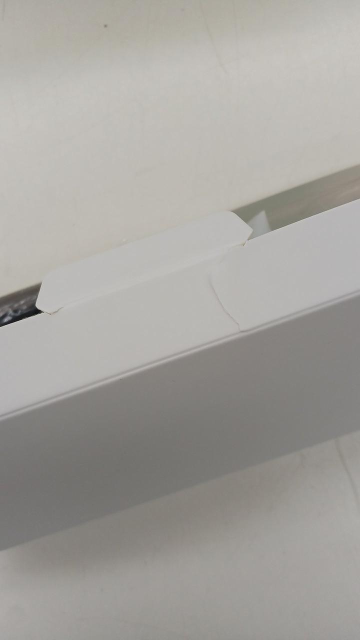 付属品箱に破れがあります。
