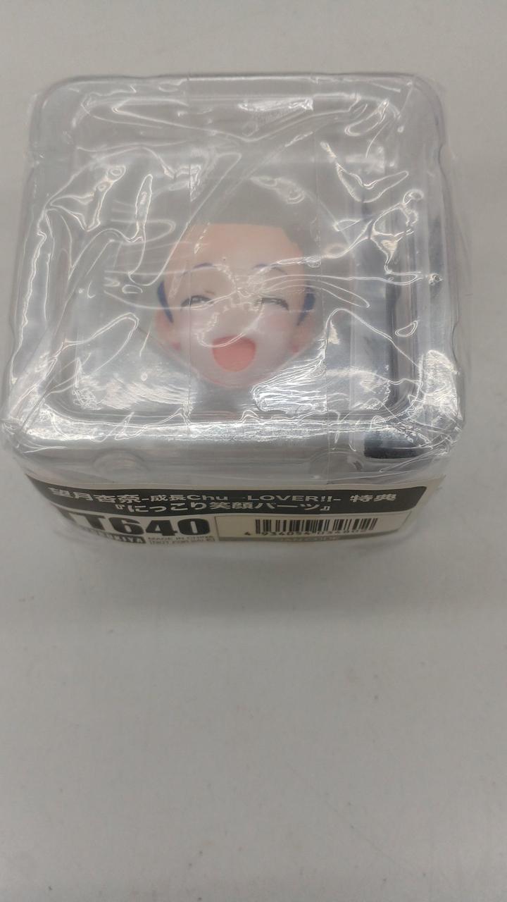 未開封の顔パーツが付属しています。