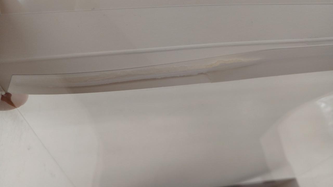 プラスチックが少し剥がれています。