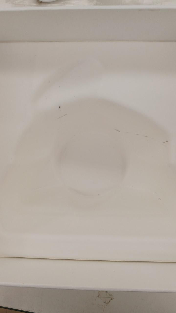 箱の中に汚れがあります。