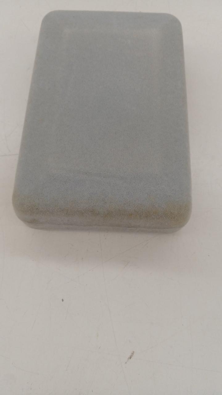 箱に汚れがあります。