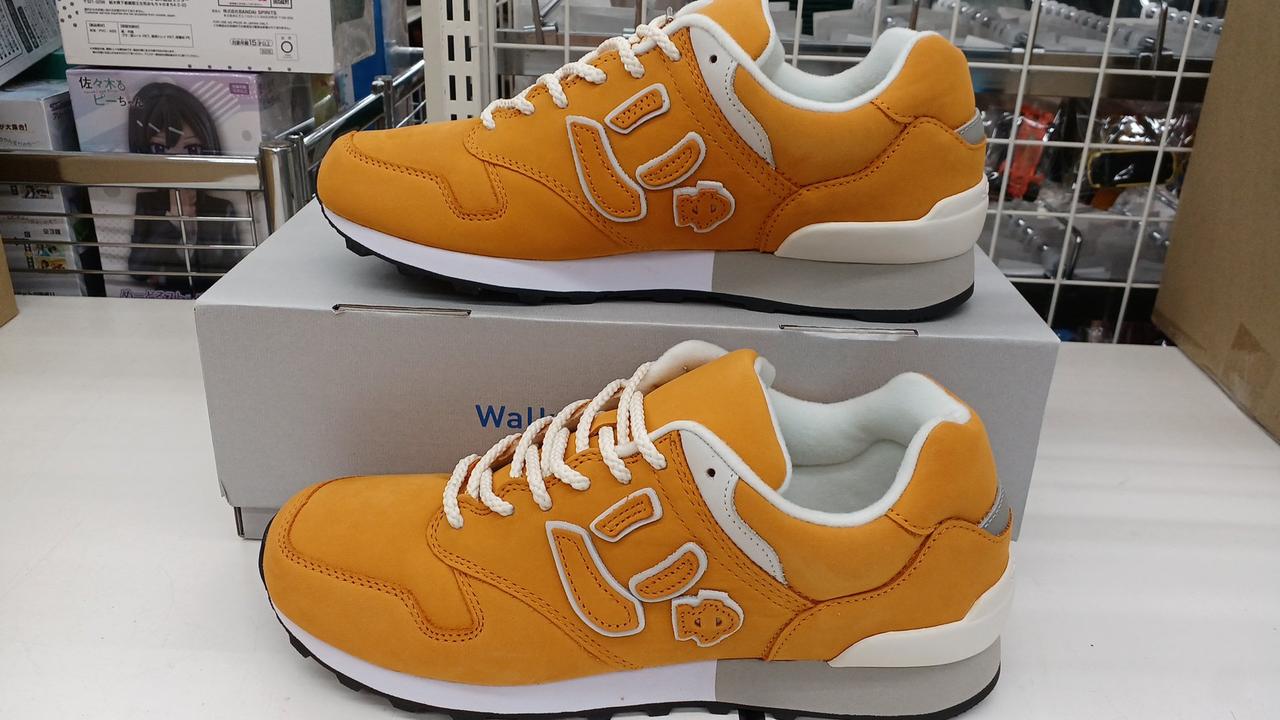 箱に梱包材を巻いて配送します