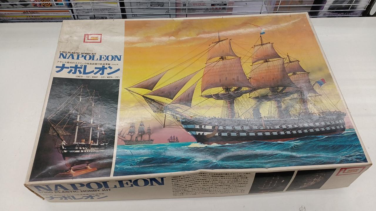 外箱に歪み、汚れなどがあります。