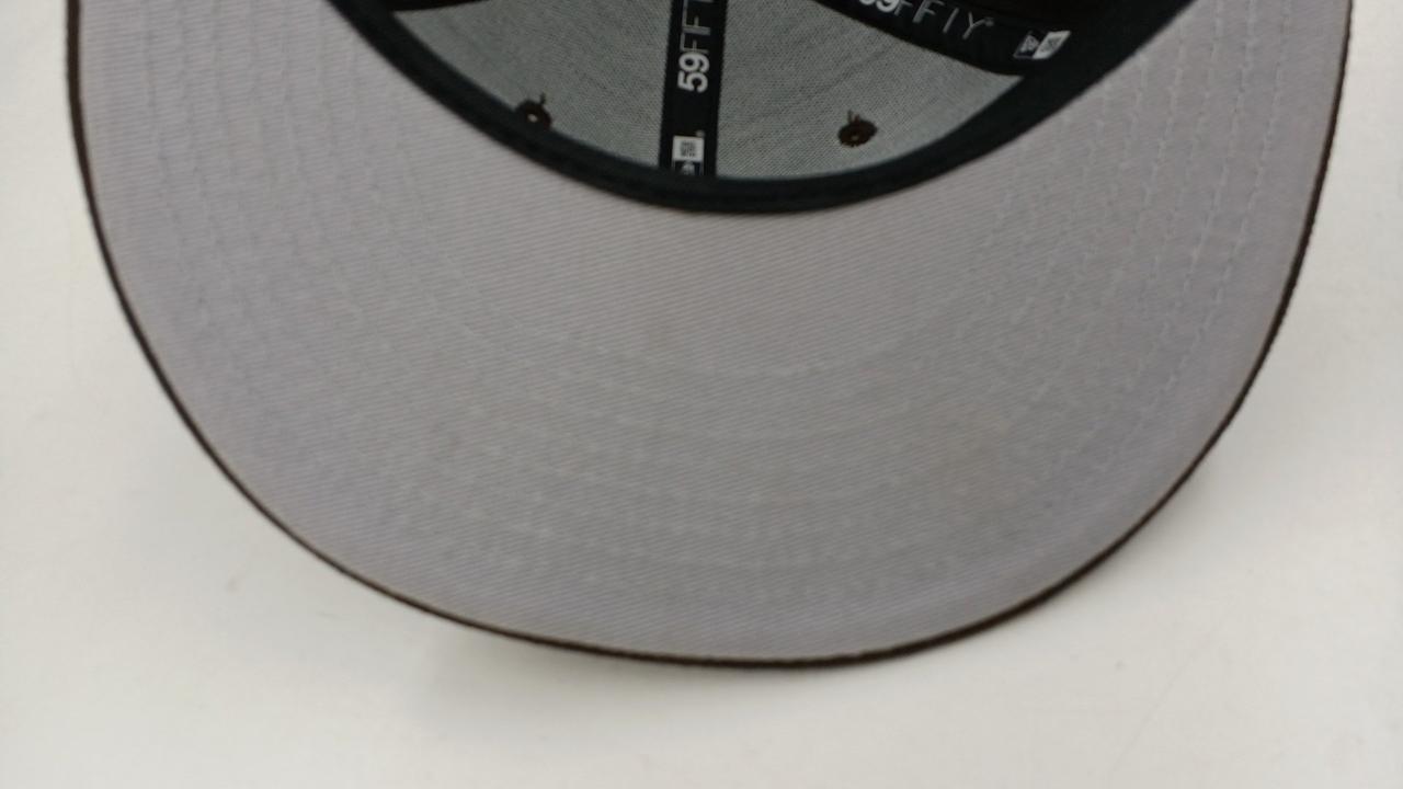 帽子のつばに少し染みがあります。