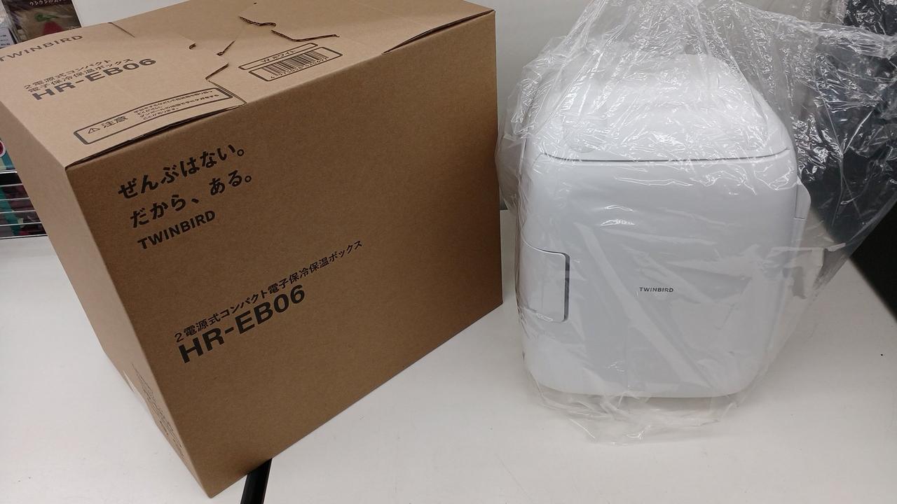 化粧箱に梱包材を巻いて配送します。