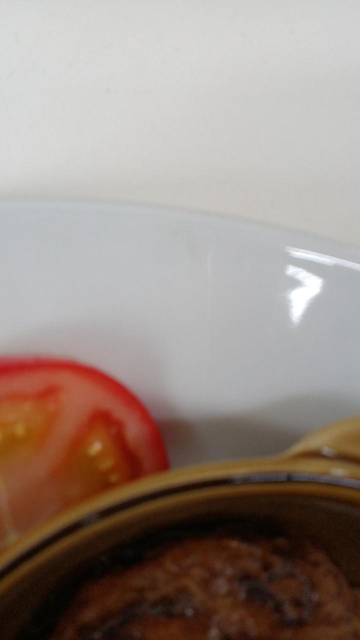 お皿の所々に汚れがあります。