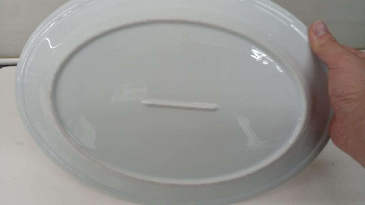 お皿の所々に汚れがあります。
