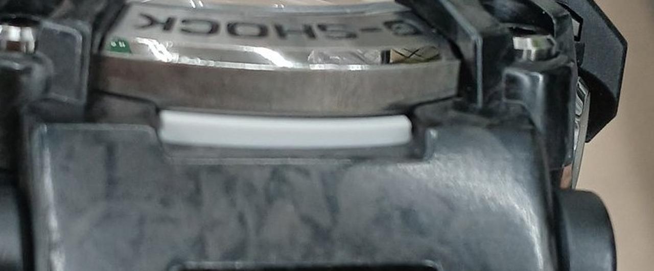 CASIOのCの上に小さな傷があります