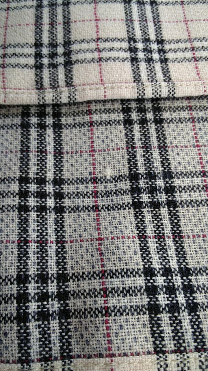 ネイビー系に小さな糸の塊が有ります