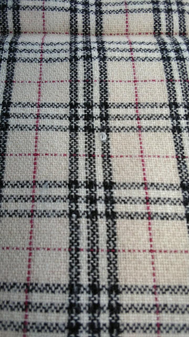 ホワイト系小さな糸の引っかかりがあります