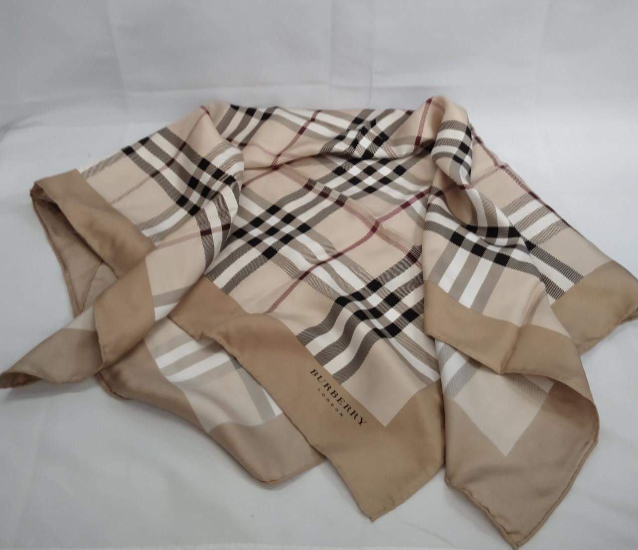 Burberry スカーフ 76✖️76 Burberry スカーフ 76✖️76