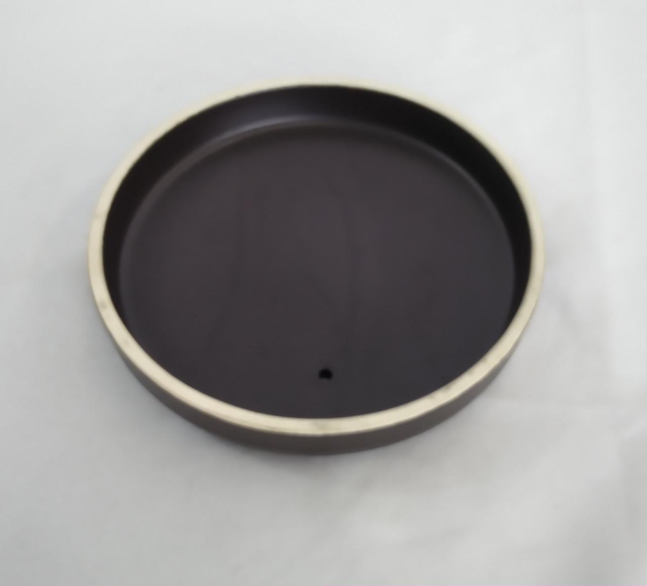 蓋のフチ部分、長期保管による変色有り