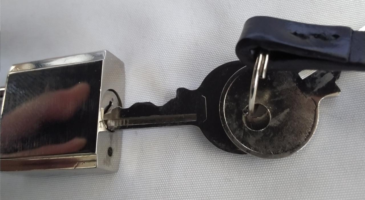 画像の向きでカギを下に押しながら入れます