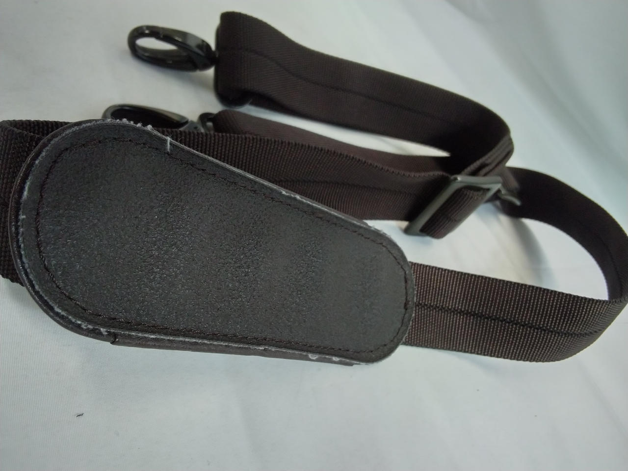 裏側がスレ、糸が出ています。