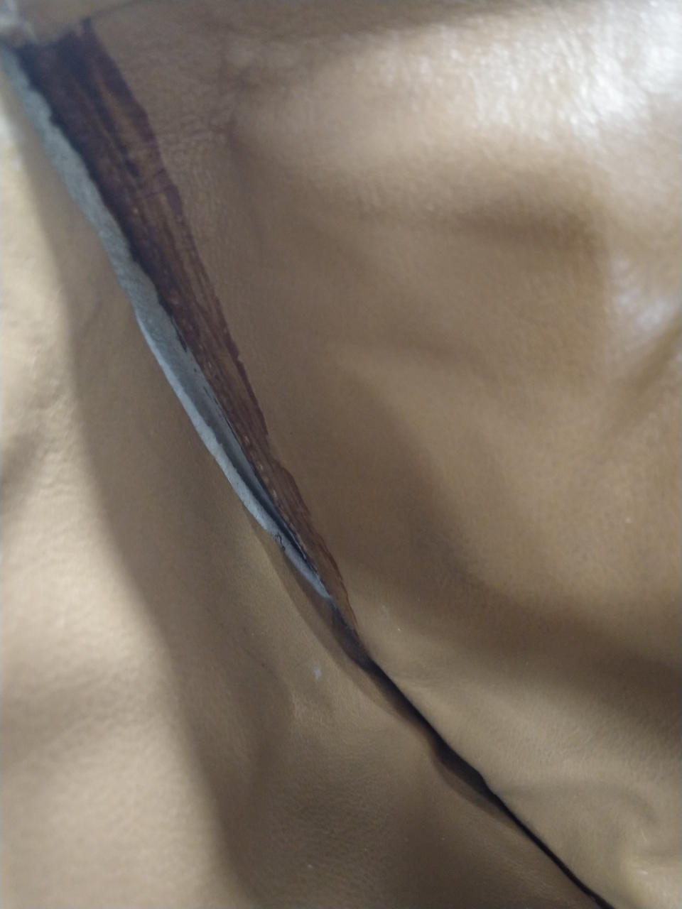 札入れの中端部分ハガレ、ノリの跡が有り