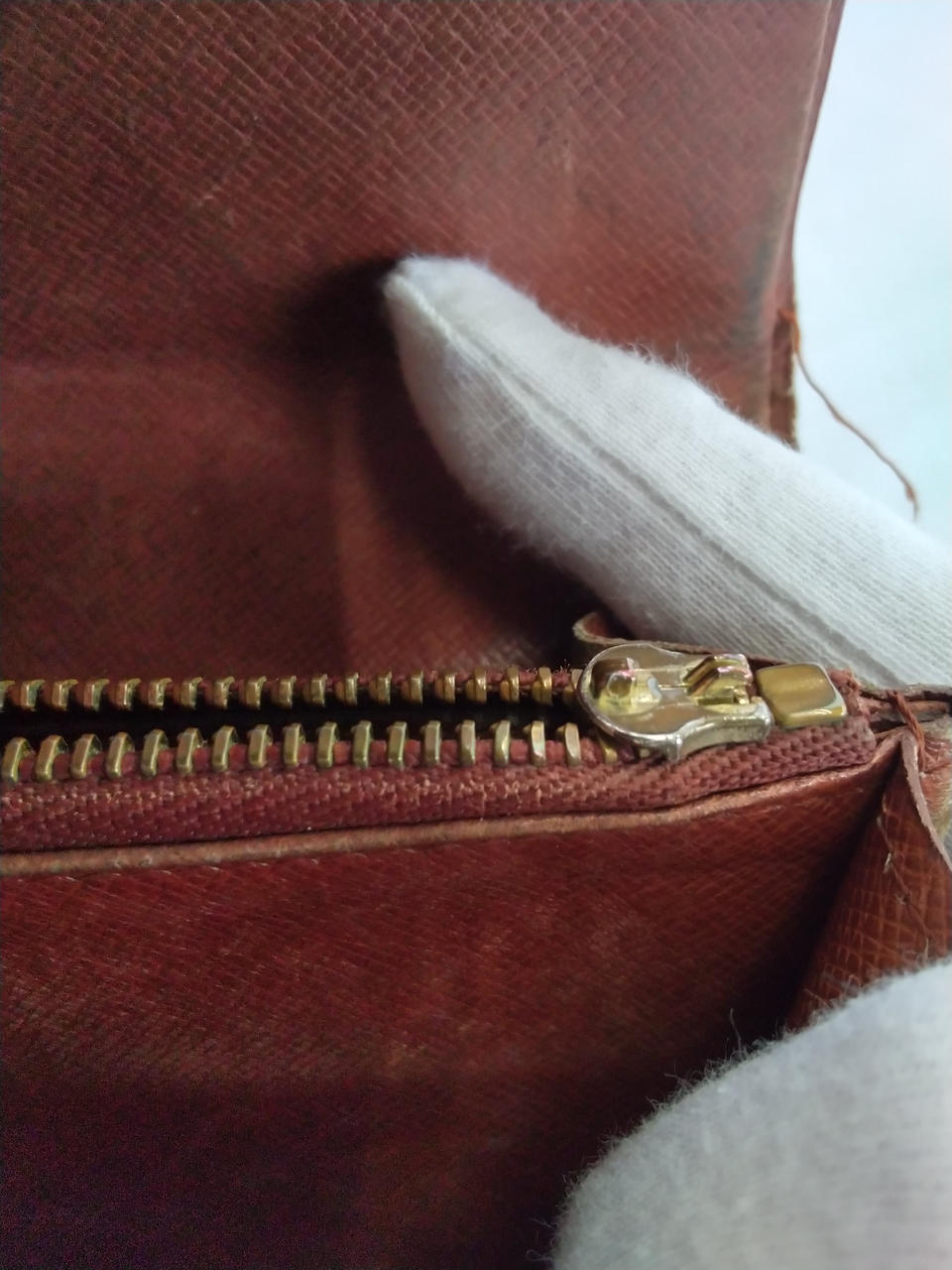 ジッパー持ち手破損、金具はありません。