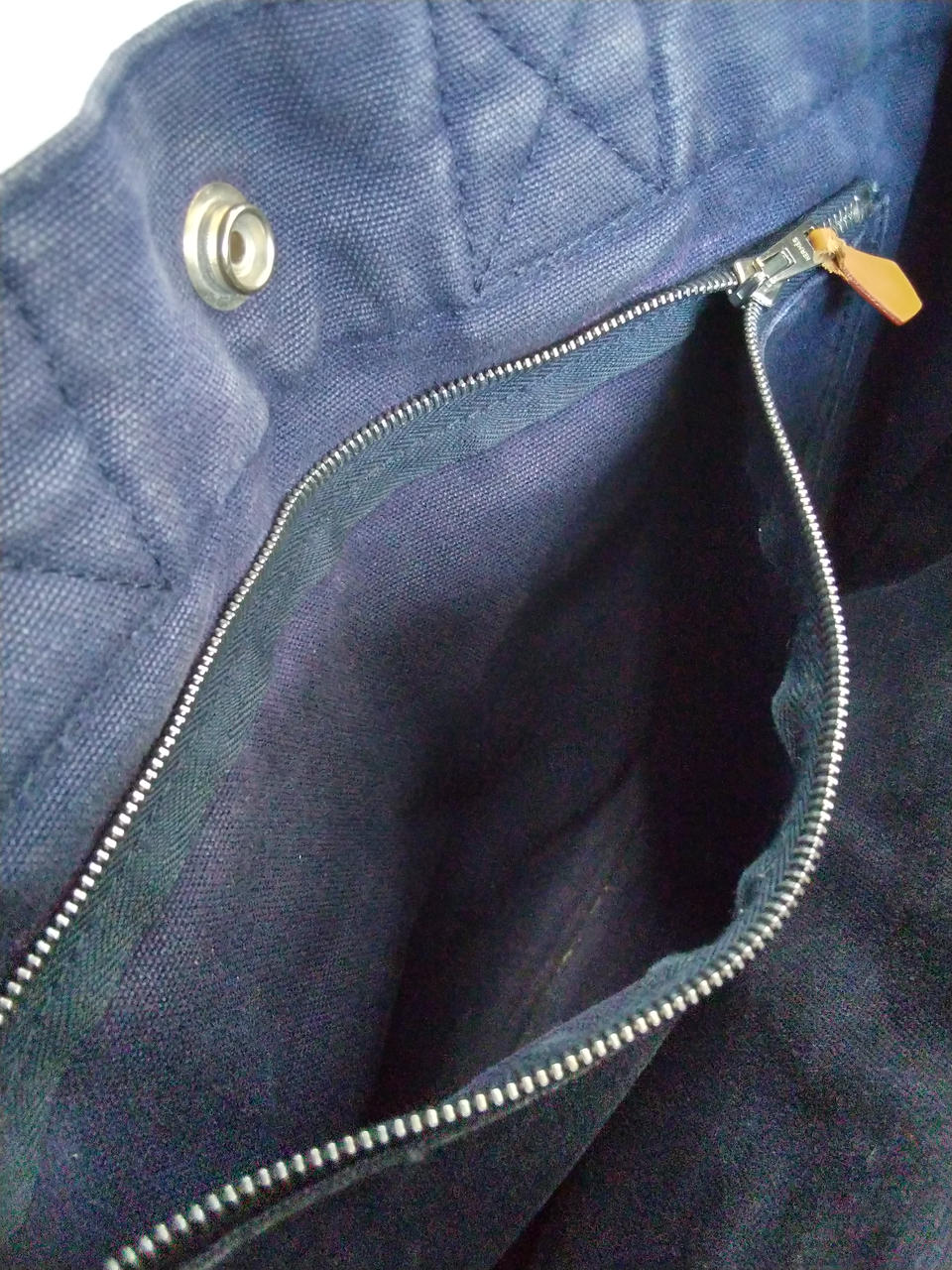 内側ファスナーポケットの中