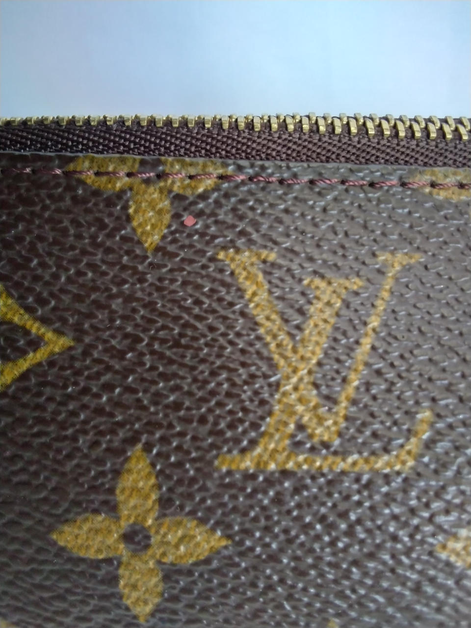 朱色の点の汚れ有り