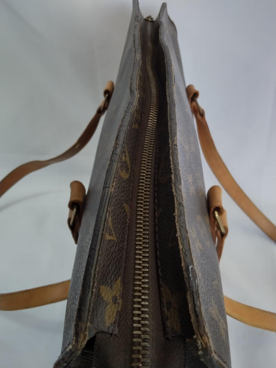 上部フチ部分はヒビ割れ有り