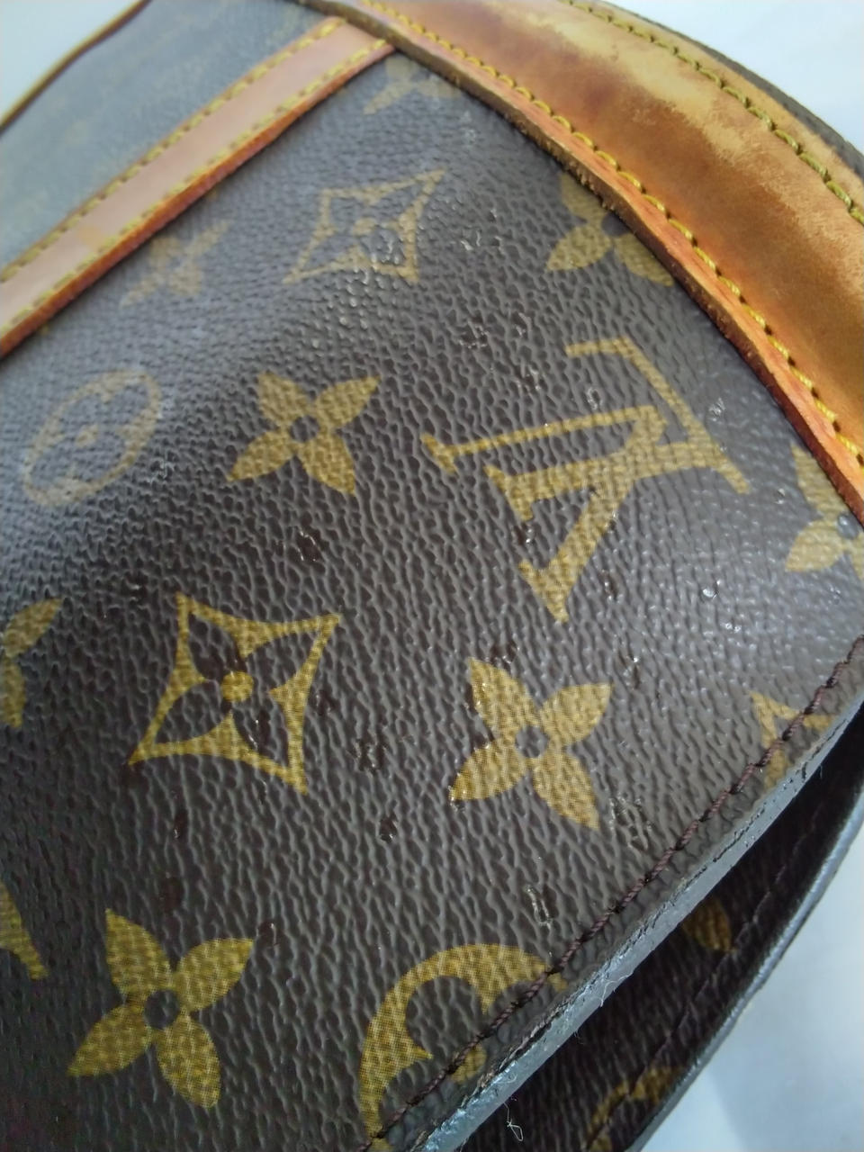 接着剤のような汚れ有り