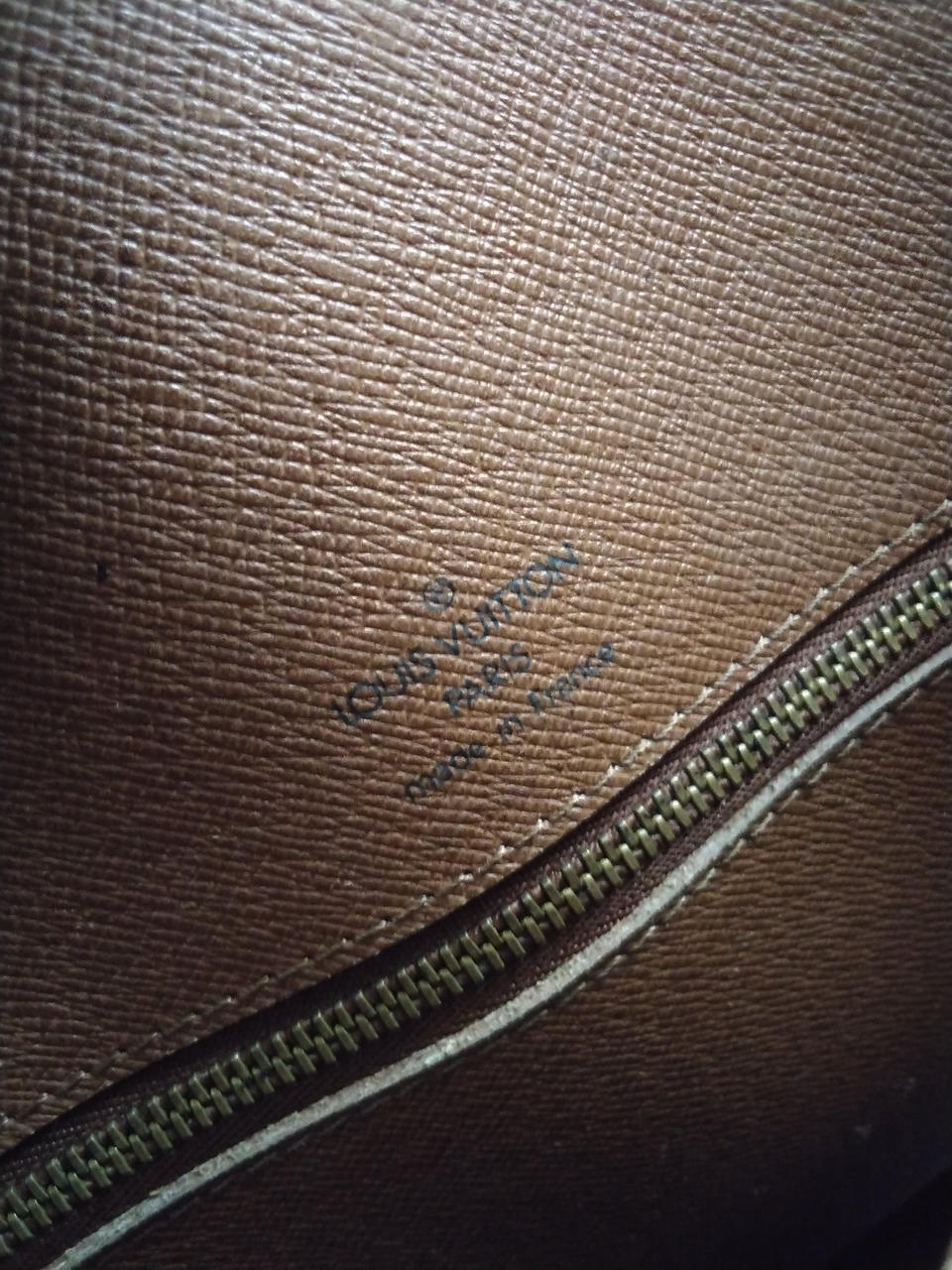 ファスナーは硬いです。