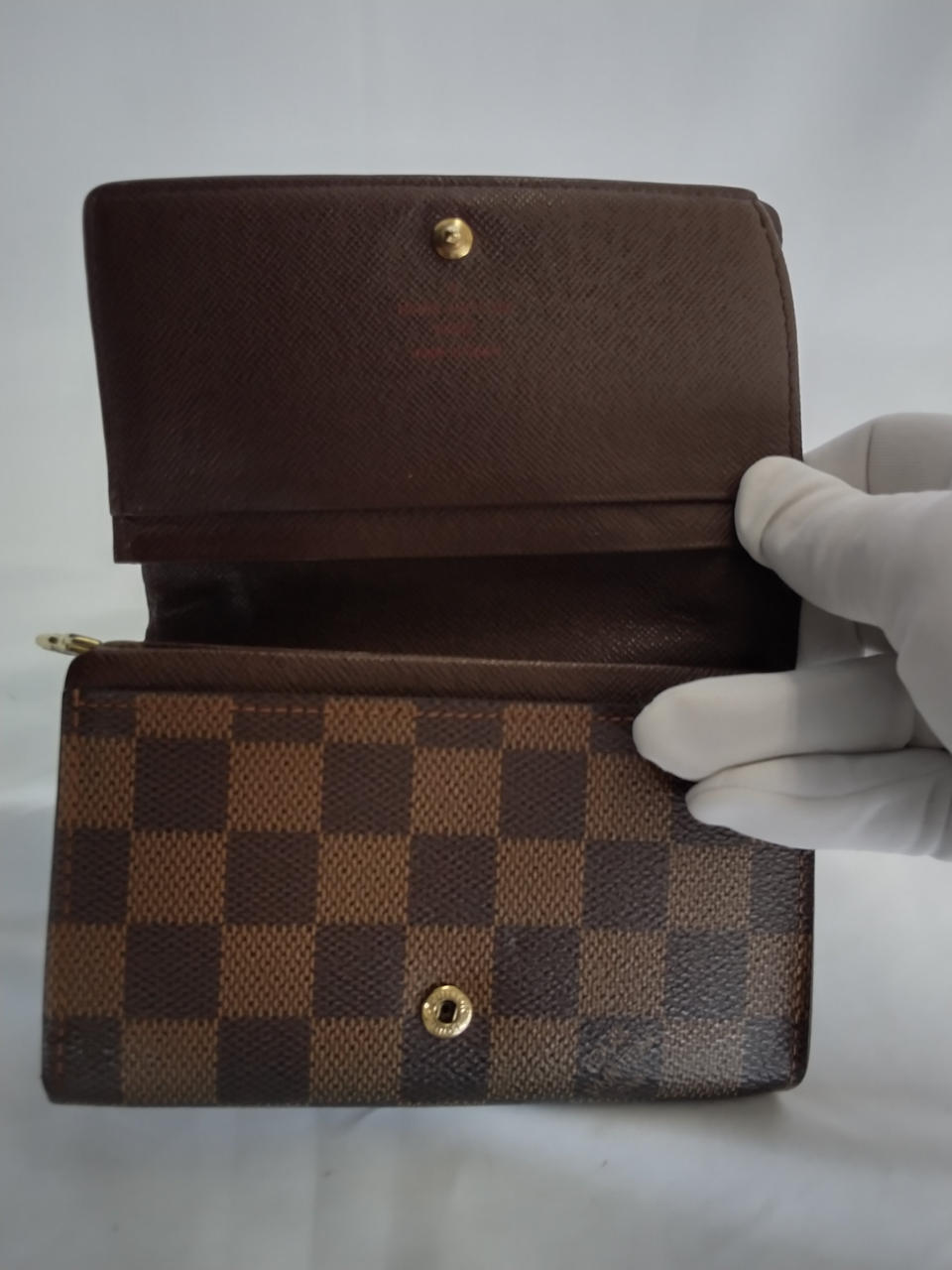 左側に糸がホツレていてハガレ有り