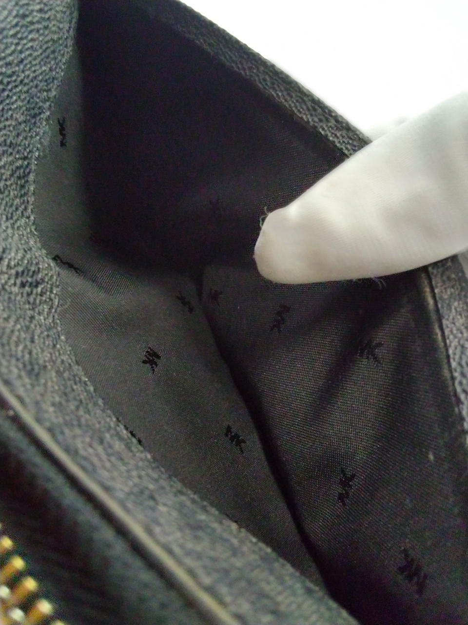 後ろ面ポケットの中