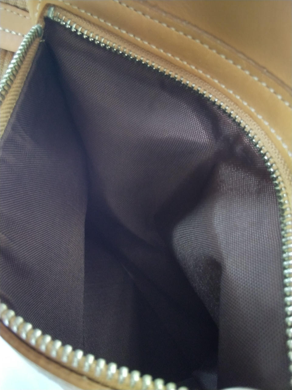 外側後ろ面のファスナーポケット内