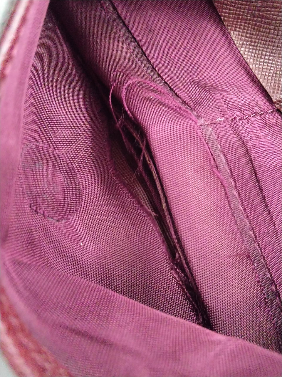 BURBERRYロゴの裏側のポケット破損